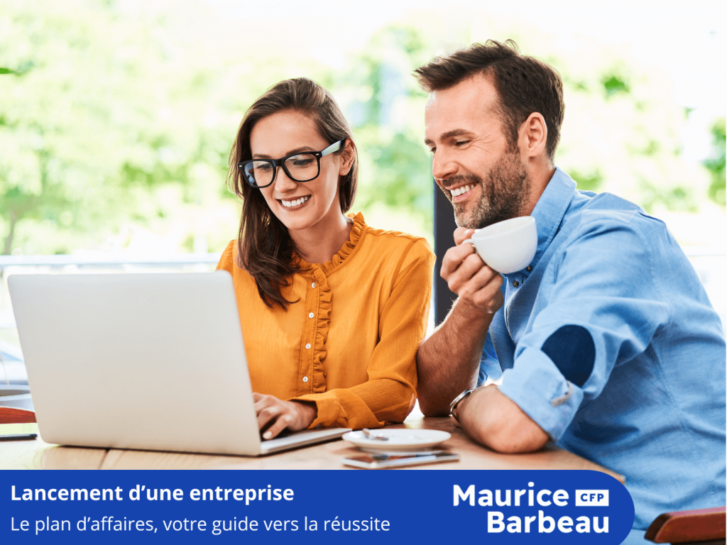 couple d'entrepreneur regardant un ordinateur